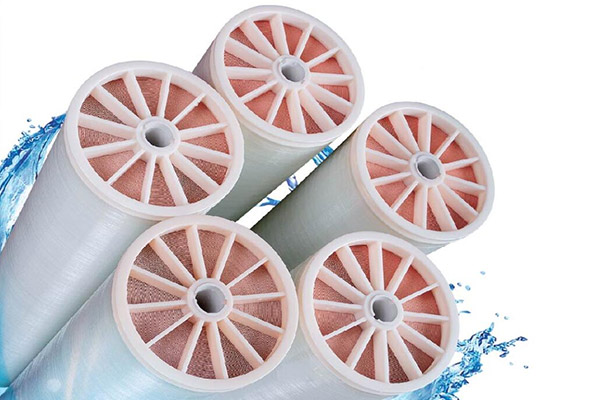 反滲透膜失效了是什么原因?qū)е碌?/></p><p><br/></p><p>　　2、對(duì)于反滲透膜的維護(hù)不當(dāng)造成堵塞</p><p>　　反滲透設(shè)備都會(huì)有多重的過(guò)濾，前幾級(jí)對(duì)于反滲透膜有著保護(hù)的作用，但如果維護(hù)不到位，就會(huì)有很多的雜質(zhì)進(jìn)入到反滲透膜，造成了污堵，出現(xiàn)損壞，所以要經(jīng)常的進(jìn)行維護(hù)。</p><p>　　3、長(zhǎng)期的停用也會(huì)損壞反滲透膜</p><p>　　在長(zhǎng)時(shí)間停用，超過(guò)一個(gè)月以上，反滲透膜就會(huì)出現(xiàn)干裂，而且就算是停用，設(shè)備中也還會(huì)有水分存在，長(zhǎng)期的呆在設(shè)備中，就會(huì)滋生細(xì)菌，污染膜片。</p><p>　　通過(guò)上面對(duì)反滲透膜失效了是什么原因?qū)е碌慕榻B，我們已經(jīng)有了了解，通過(guò)上面的介紹我們也可以發(fā)現(xiàn)，正確的使用與保養(yǎng)反滲透膜是非常重要的，并且在選擇時(shí)不能貪圖便宜，要選擇正規(guī)廠家生產(chǎn)的產(chǎn)品，選擇可以信賴的銷售商，買到好的反滲透膜產(chǎn)品。</p><p><br/></p>                    </div>
                    <div   id=